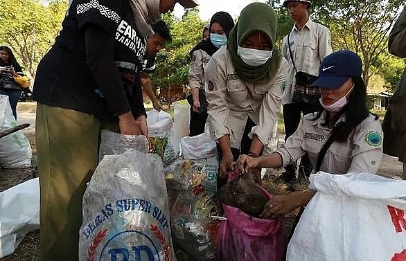 Thousands of Indonesians hit the beach in mass trash pick-up