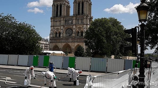 notre dame works resume in paris after lead scare