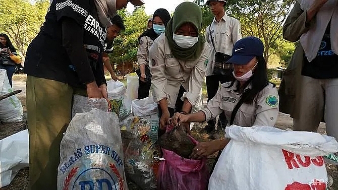 thousands of indonesians hit the beach in mass trash pick up