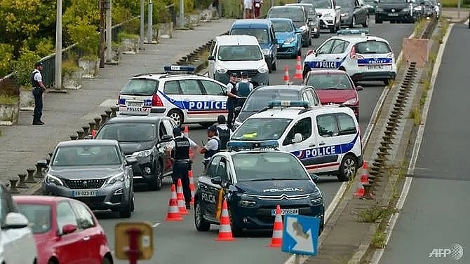 five held in france for urging attacks on g7 police