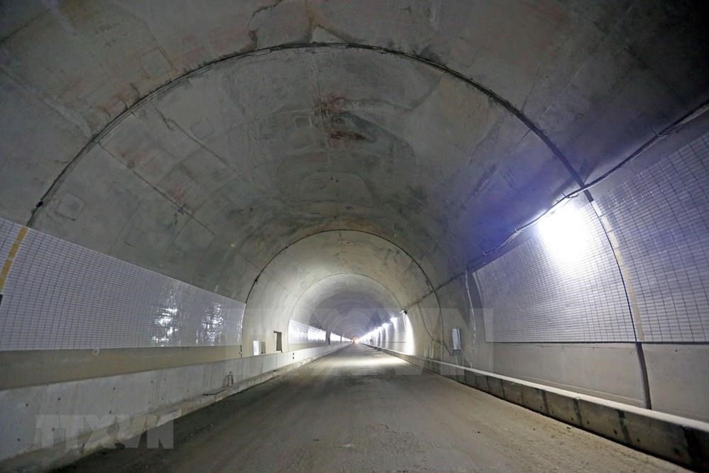 hai van tunnel 2 project to be completed in 2020