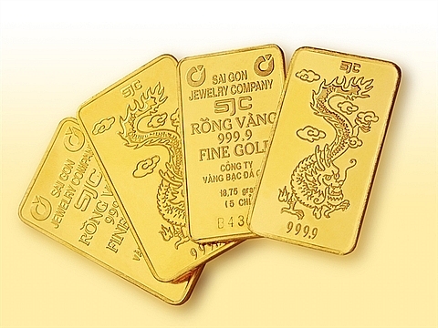 local gold price hits seven year peak amid trade tensions