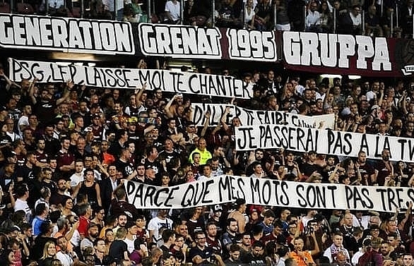 PSG game briefly halted over protest banner