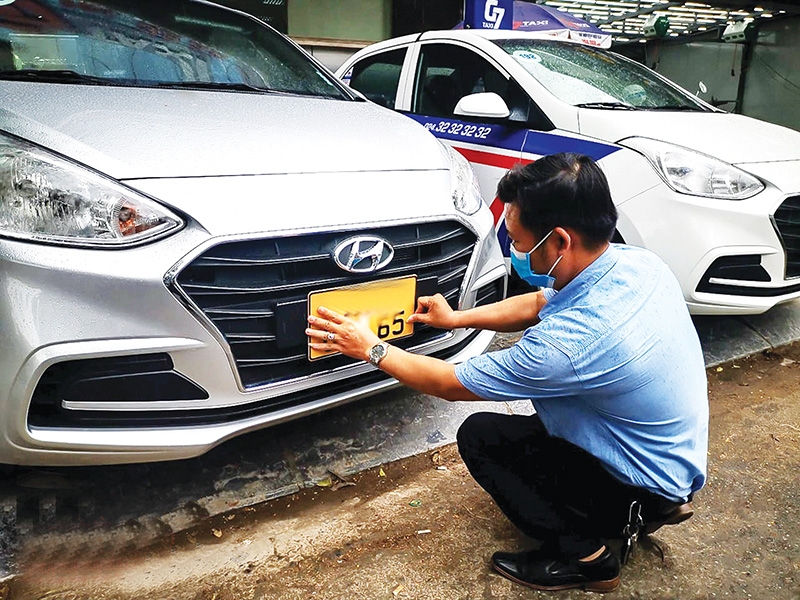 1504p15 transport companies rush to deal with licence plate colour changes