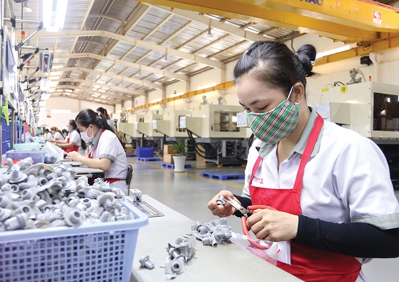 A huge number of companies are having to operate with a reduced workforce, Photo: Le Toan
