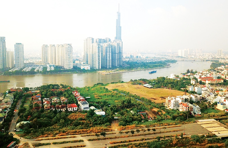 Landowners are generally being forced to sell at much reduced prices, photo Le Toan