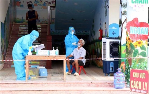 Medical workers take samples for COVID-19 testing in central Ha Tinh province (Photo: VNA)