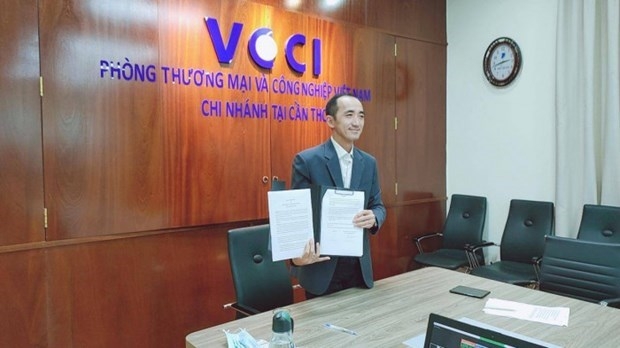 Director of the Vietnam Chamber of Commerce and Industry (VCCI)'s Branch in the Mekong Delta city of Can Tho Nguyen Phuong Lam at the online signing ceremony (Photo: VCCI Can Tho)