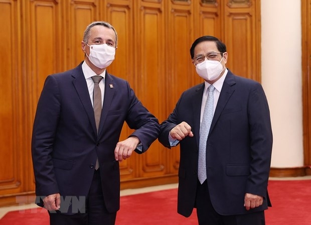 Prime Minister Pham Minh Chinh (R) and Swiss Vice President and Foreign Minister Ignazio Cassis (Photo: VNA)