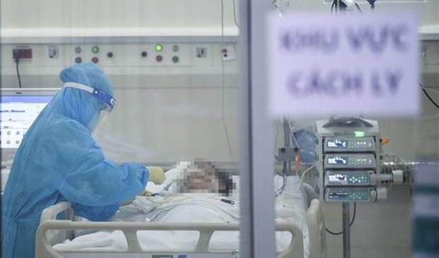 A nurse examines a critically-ill COVID-19 patient at an ICU in HCM City. (Photo: VNA)