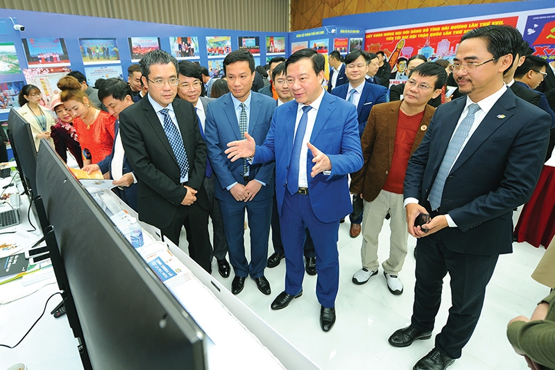 Secretary of Hai Duong Party Committee Pham Xuan Thang (centre) is looking forward to enhancing the province’s digital potential, Photo: Thanh Chung