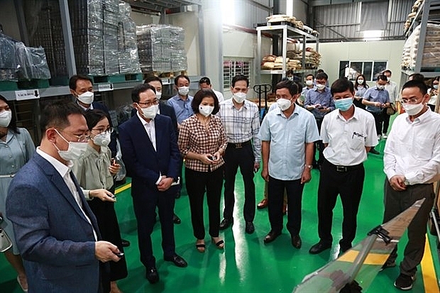 Leaders of the northern province of Bac Ninh and Samsung Vietnam evaluate improvement results at Hanpo Vina Joint Stock Company. (Photo courtesy of the firm)