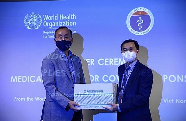 WHO Representative in Vietnam Dr. Kidong Park (left), hands over the medical supplies to Deputy Minister of Health Prof. Dr. Tran Van Thuan. (Photo: Ministry of Health)