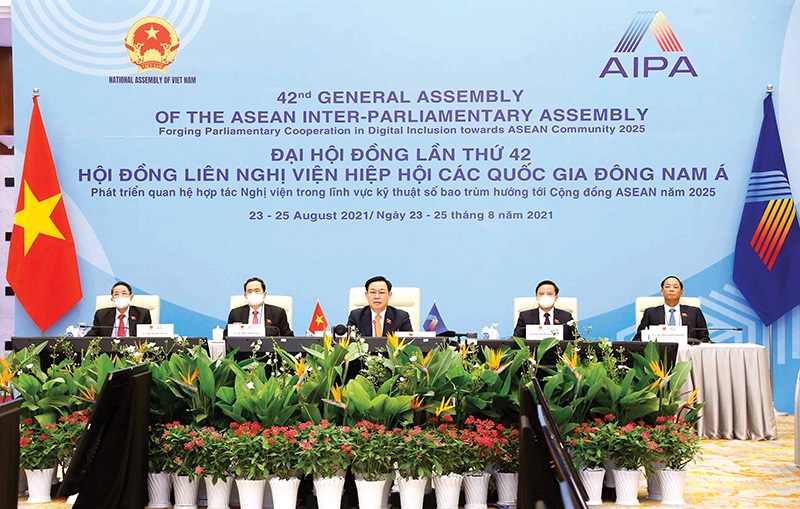 National Assembly Chairman Vuong Dinh Hue delivered a speech at the first plenary session of AIPA-42, photo VNA
