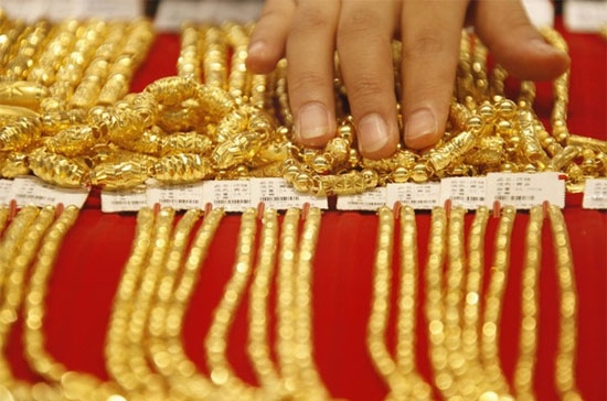 gold sharply seesaws along with global price