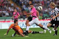 Juventus' Montenegrin forward Mirko Vucinic (C) faces Udinese goalkeeper Daniele Padelli during a Serie A football match at the Friuli stadium in Udine. (AFP Photo/Giuseppe Cacace)