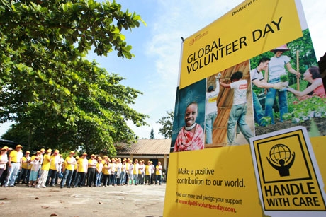 dhl marks global volunteer day with school clean up