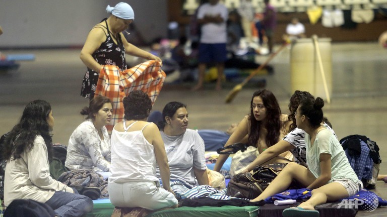 flooded acapulco hit by looting as tourists airlifted