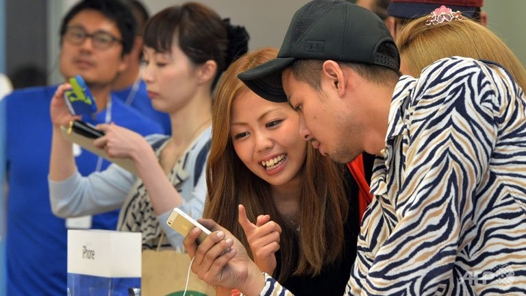 asia snaps up apples first gold coloured iphone