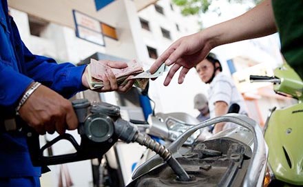 oil price cut for fifth time petrol price unchanged