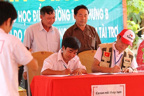 canon help with love brings in the new school year to binh phuoc pupils