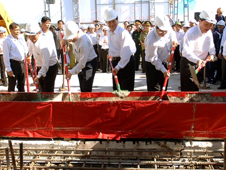 cua dai bridge spans linked