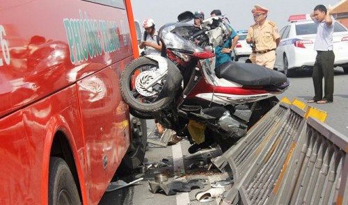 bus causes serious accident at ho chi minh city overpass transport firm steps in to support victims