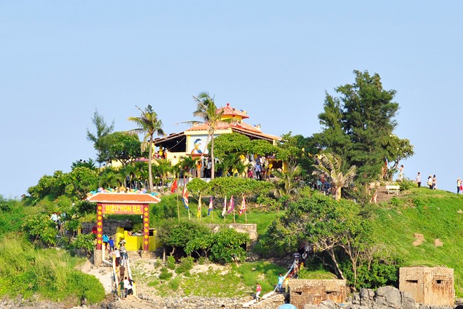 Con đường ra đảo chìm dưới đáy biển 2 mét