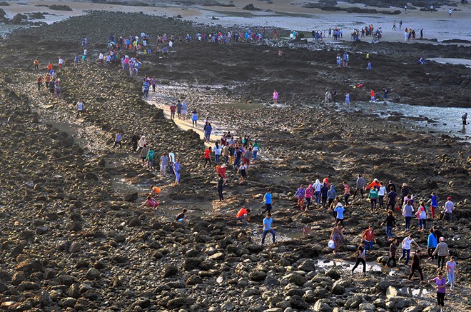 Con đường ra đảo chìm dưới đáy biển 2 mét