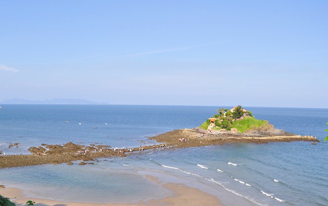 Con đường ra đảo chìm dưới đáy biển 2 mét