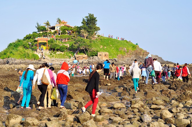 Con đường ra đảo chìm dưới đáy biển 2 mét