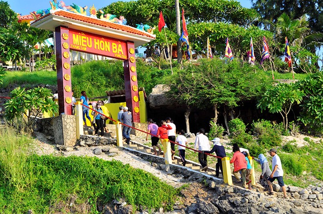 Con đường ra đảo chìm dưới đáy biển 2 mét