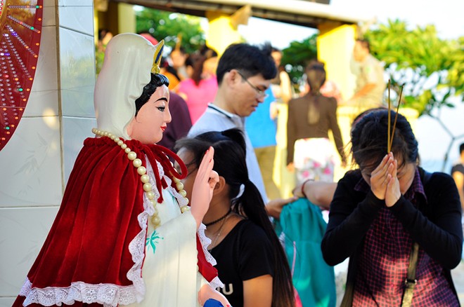 Con đường ra đảo chìm dưới đáy biển 2 mét