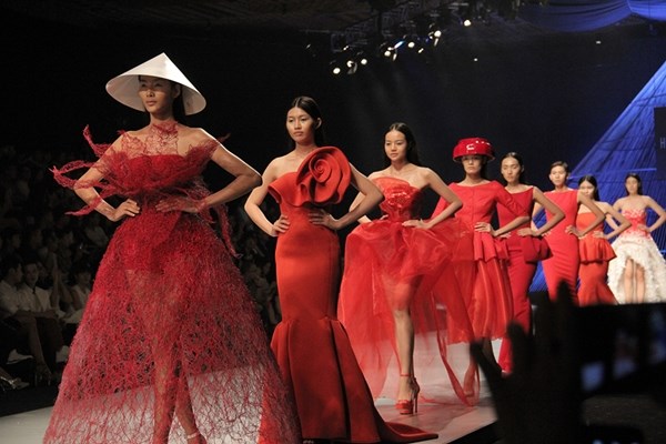 900 designs on show at vn springsummer 2016 fashion week