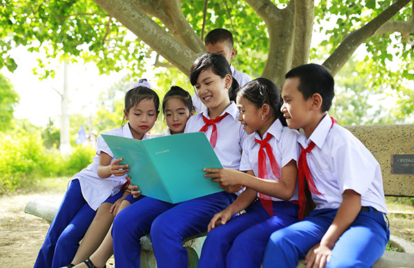 Chubb Life Vietnam donates supplies and equipment to four central region’s schools