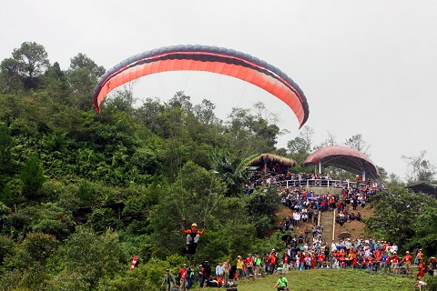 fifth paragliding festival launched in yen bai