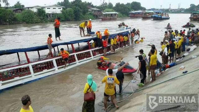 13 dead in thai river boat collision