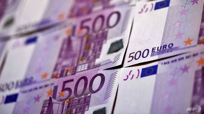 euro retreats as investors fret over german election