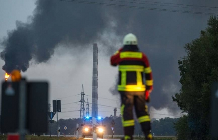 Eight hurt in blast, blaze at German refinery: Police