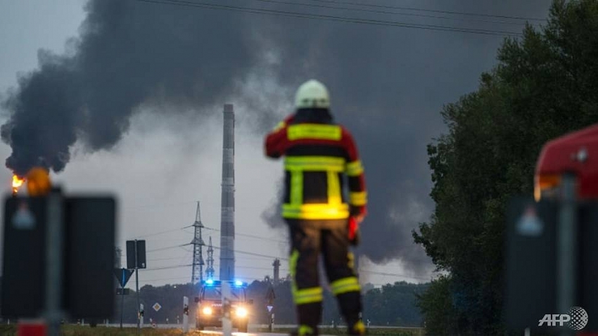 eight hurt in blast blaze at german refinery police