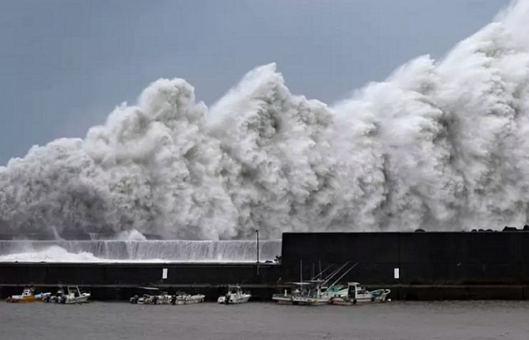 Typhoon Jebi hits Japan, strongest in 25 years: Weather agency