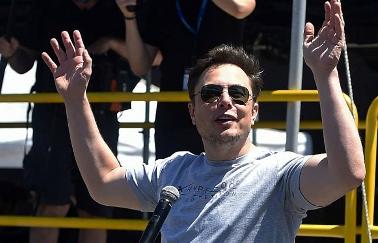 Tesla tumbles on new executive departures, Musk interview