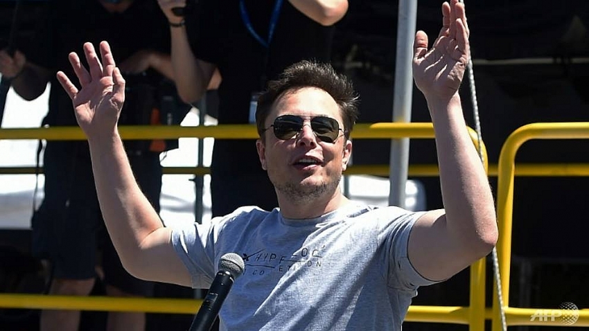 tesla tumbles on new executive departures musk interview