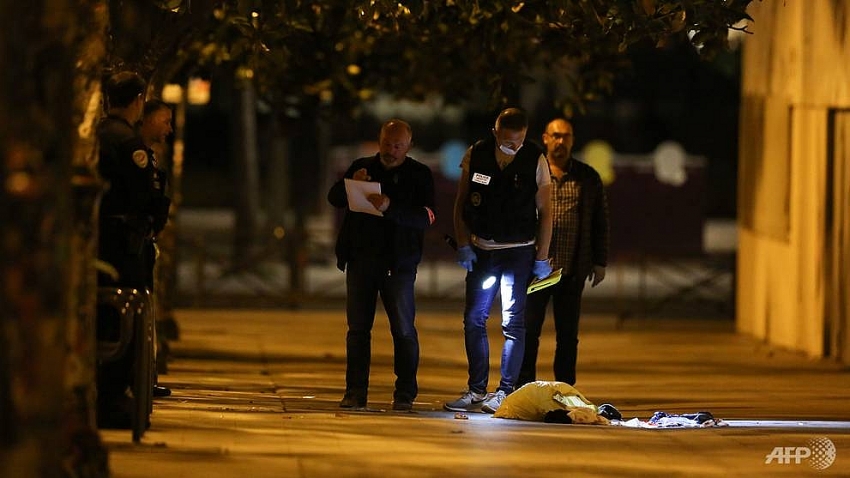 seven wounded including 2 uk tourists in paris knife attack