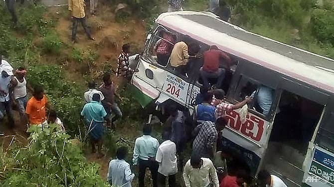 50 killed as indian bus plunges into valley