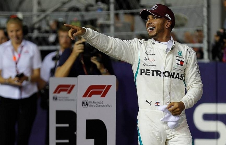 Hamilton scorches to pole for Singapore Grand Prix