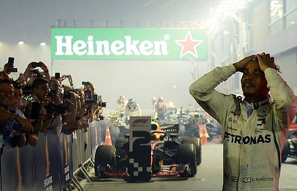 Mercedes cautious despite Hamilton's Singapore 'stardust'