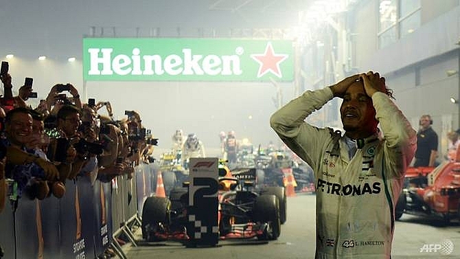 mercedes cautious despite hamiltons singapore stardust