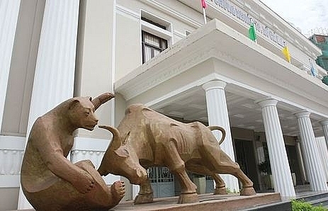 vietnam shares extend declining on trade tariffs