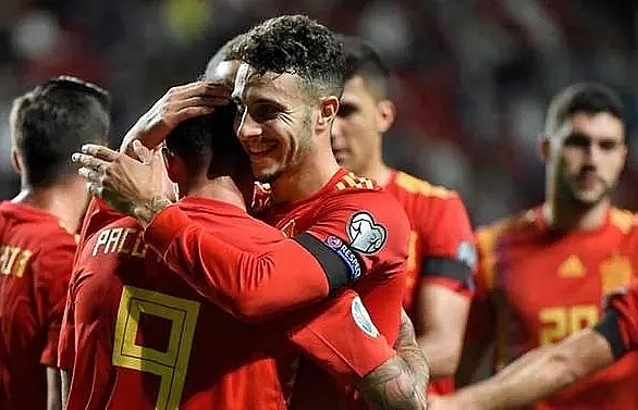 Perfect Spain and Italy close in on Euro 2020